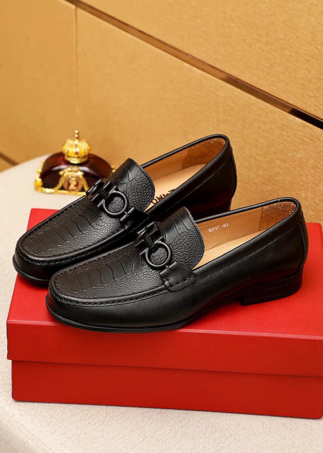 Men's shoes 💰480💰 💐 Product trademark: Ferragamo "Ferragamo" casual leather shoes Regular size: 38-44 (45🉑️customized) Product materials: Selected imported first-layer calfskin embossed upper + luxury hardware buckle, imported water-dyed cow leather lining. Strong three-dimensional visual effect, original outsole color: 1⃣️color optional